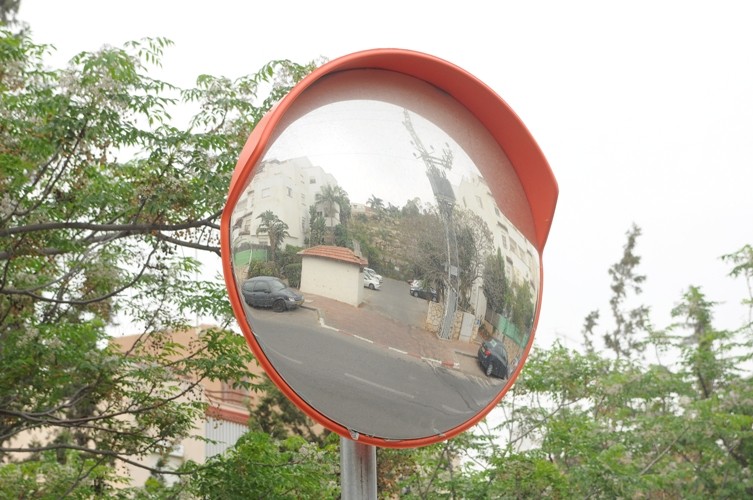Panoramic_mirror_parking_lot